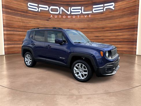Used 2018 Jeep Renegade Latitude w/ UConnect 8.4 Nav Group AWD/4WD image 9
