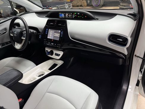 Used 2017 Toyota Prius Four Touring w/ Premium Convenience Package FWD image 11