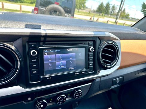 Used 2017 Toyota Tacoma SR5 image 31