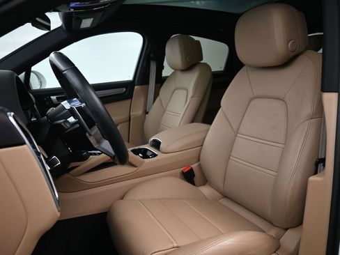 Certified 2022 Porsche Cayenne Platinum Edition image 5