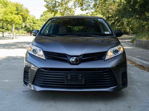Used 2019 Toyota Sienna L FWD image 3