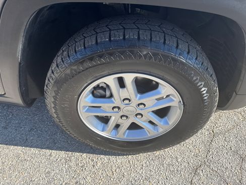 Used 2024 Jeep Grand Cherokee Laredo image 12