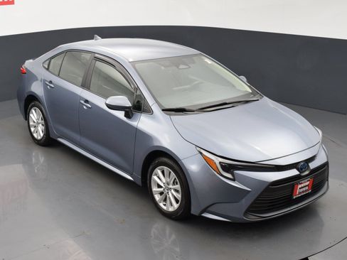 Used 2025 Toyota Corolla LE w/ LE Premium Package FWD image 22