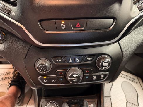Used 2019 Jeep Cherokee Latitude Plus AWD/4WD image 15