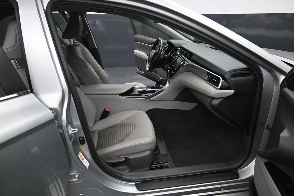 Used 2018 Toyota Camry SE FWD image 30