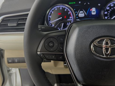 Used 2018 Toyota Camry XLE FWD image 19