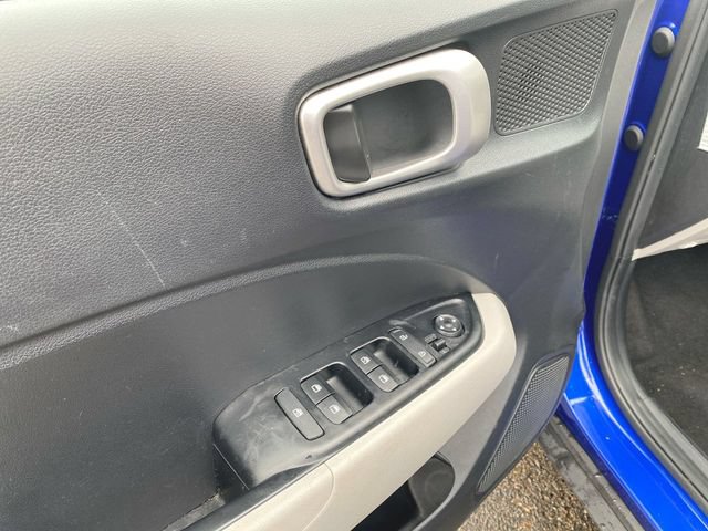 Used 2025 Hyundai Venue SEL FWD image 23