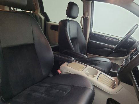 Used 2017 Dodge Grand Caravan SXT image 21