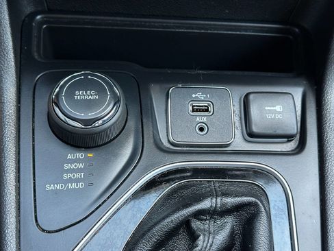 Used 2019 Jeep Cherokee Limited image 40