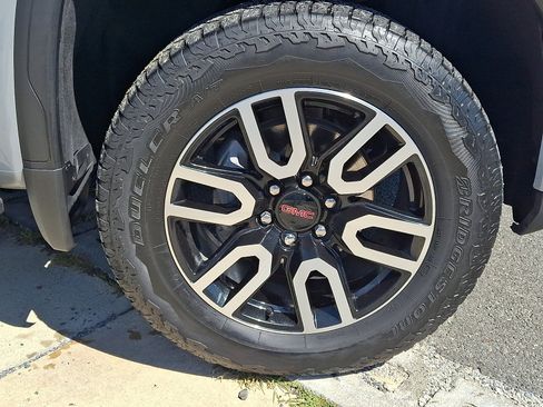 Used 2024 GMC Sierra 1500 AT4 w/ Technology Package AWD/4WD image 8
