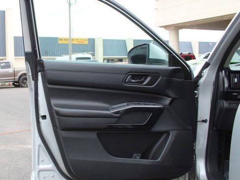 Used 2025 Nissan Pathfinder SV FWD image 21