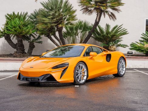 Used 2025 McLaren Artura image 23