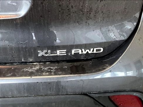 Used 2021 Toyota Highlander XLE AWD/4WD image 29