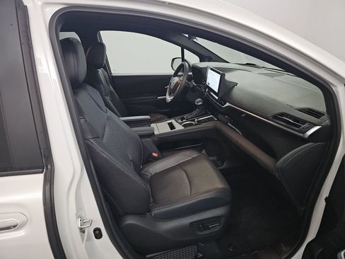 Used 2025 Toyota Sienna Platinum AWD/4WD image 7