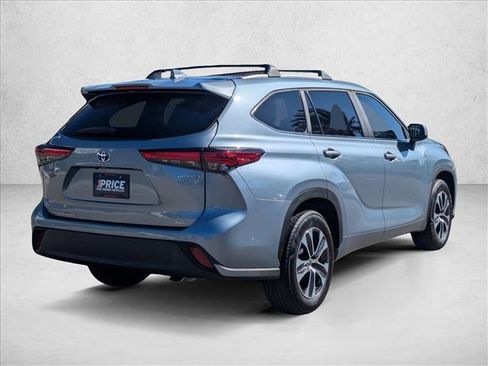 Used 2023 Toyota Highlander XLE image 5