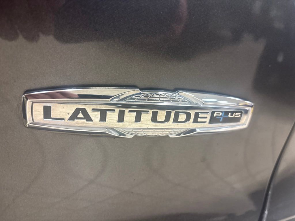 Used 2019 Jeep Cherokee Latitude Plus w/ Cold Weather Group AWD/4WD image 9
