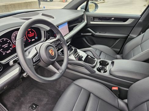 Certified 2025 Porsche Cayenne image 4
