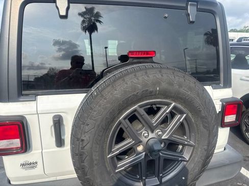 Used 2024 Jeep Wrangler Unlimited Sport AWD/4WD image 8