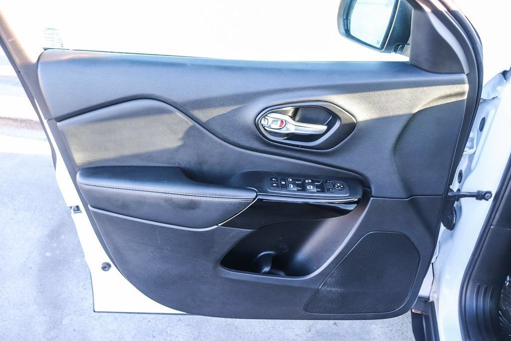 Used 2023 Jeep Cherokee Altitude Lux AWD/4WD image 23