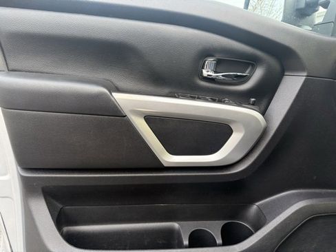 Used 2019 Nissan Titan SV w/ SV Convenience Package image 11