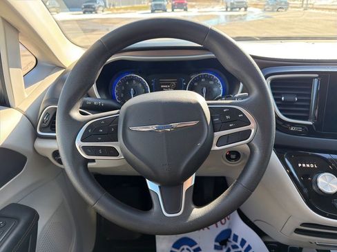 Used 2017 Chrysler Pacifica Touring w/ Tire & Wheel Group image 15