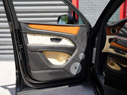 Used 2021 Bentley Bentayga image 16