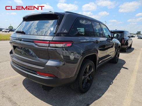 Used 2023 Jeep Grand Cherokee Altitude AWD/4WD image 6