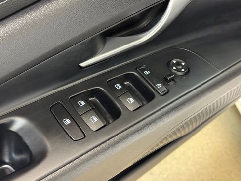 Used 2022 Hyundai Elantra Limited image 9