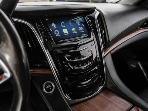 Used 2015 Cadillac Escalade Luxury image 25