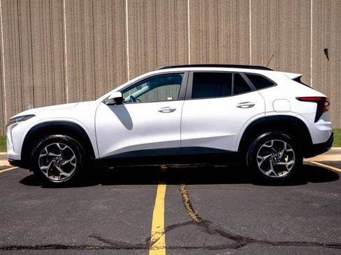 Used 2024 Chevrolet Trax LT w/ Driver Confidence Package FWD image 33