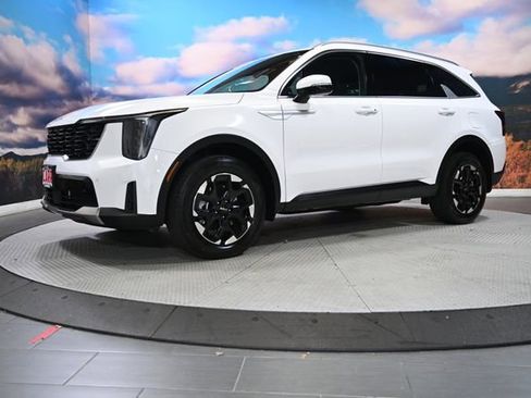 Used 2025 Kia Sorento S image 4
