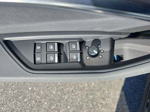 Used 2022 Audi e-tron Premium w/ Convenience Plus Package image 26