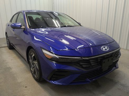 Used 2025 Hyundai Elantra SEL FWD image 13