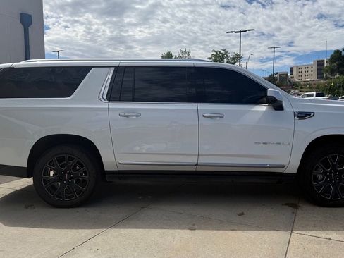 Used 2025 GMC Yukon XL Denali w/ Sun & Power Step Package AWD/4WD image 4