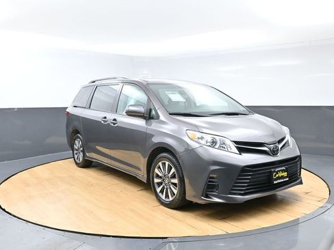 Used 2020 Toyota Sienna LE AWD/4WD image 3