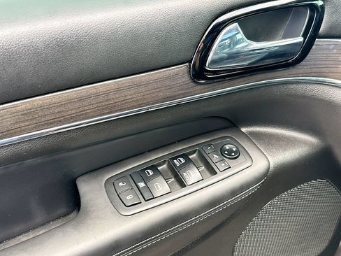 Used 2019 Jeep Grand Cherokee Overland AWD/4WD image 21