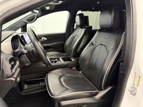 Used 2021 Chrysler Pacifica Limited w/ Uconnect Theater Family Group FWD image 9