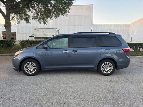 Used 2015 Toyota Sienna XLE image 2
