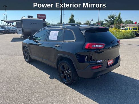 Used 2017 Jeep Cherokee Sport FWD image 3