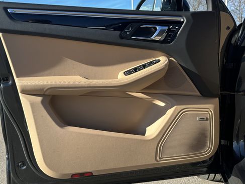 Used 2024 Porsche Macan image 16