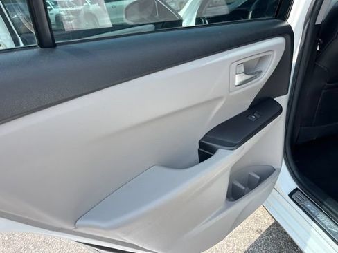 Used 2017 Toyota Camry SE FWD image 10
