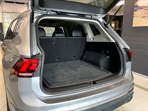 Used 2023 Volkswagen Tiguan SE w/ Panoramic Sunroof Package image 24