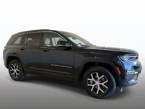 Used 2025 Jeep Grand Cherokee Limited AWD/4WD image 9