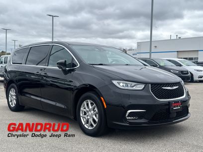 Used 2026 Chrysler Pacifica Select