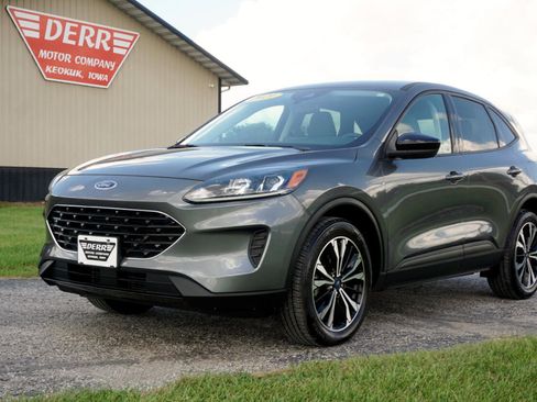 Used 2021 Ford Escape SE w/ SE Sport Appearance Package image 2