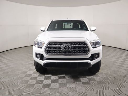 Used 2017 Toyota Tacoma TRD Off-Road image 2