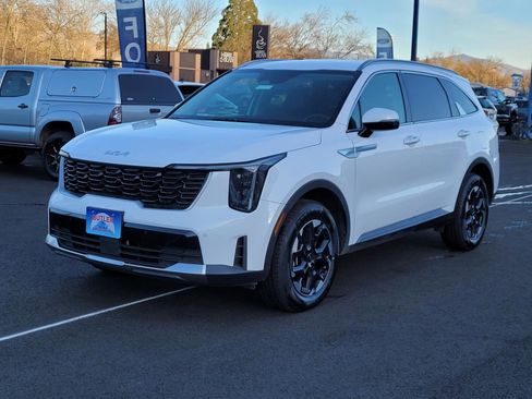 Used 2024 Kia Sorento S image 1