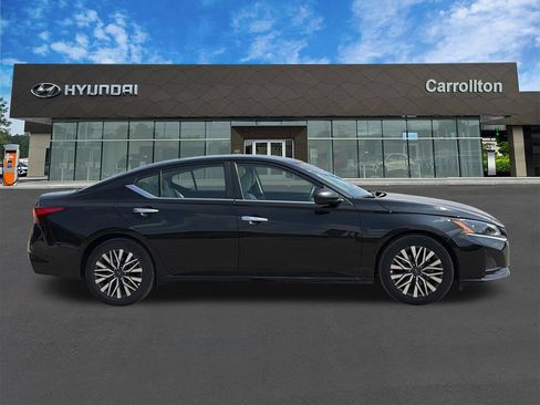 Used 2025 Nissan Altima 2.5 SV FWD image 4