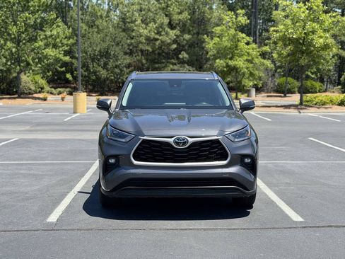 Used 2021 Toyota Highlander XLE FWD image 2