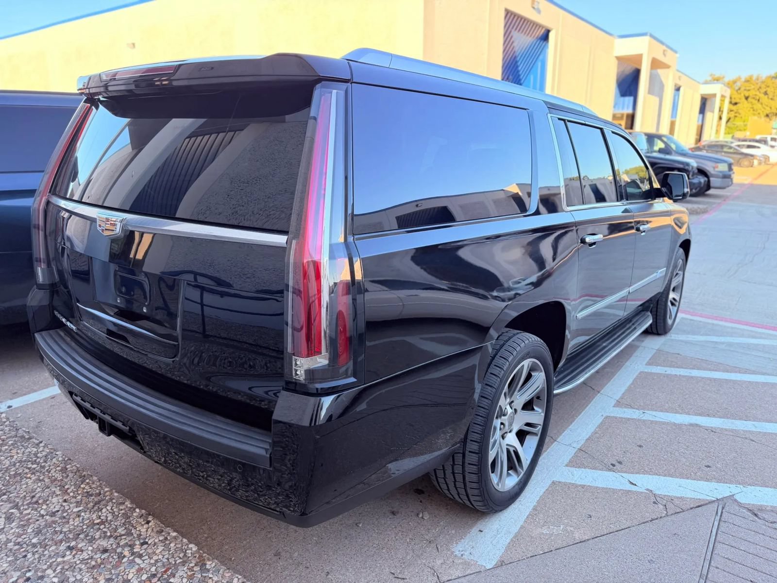 Used 2016 Cadillac Escalade ESV Luxury AWD/4WD image 4